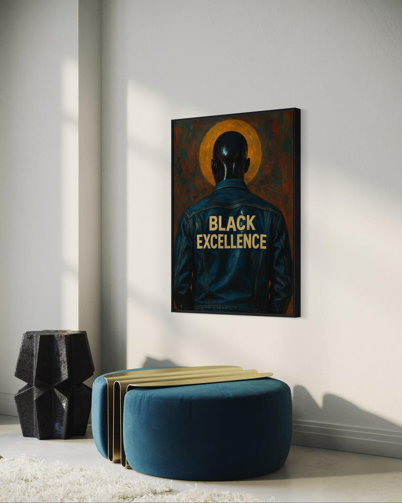 Puede incluir: Una obra de arte enmarcada que presenta a una persona con una chaqueta vaquera azul con las palabras "BLACK EXCELLENCE" en letras doradas. La persona se encuentra sobre un fondo oscuro con un halo dorado. La obra cuelga de una pared blanca.