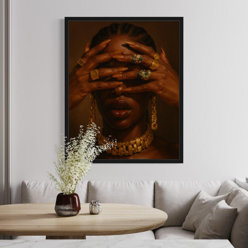 K&ouml;nnte beinhalten: Ein Portr&auml;t einer Person mit dunkler Haut, die eine goldene Kettenkette und mehrere goldene Ringe an den Fingern tr&auml;gt. Ihre Augen sind von ihren H&auml;nden bedeckt und sie tr&auml;gt goldene Ohrringe.