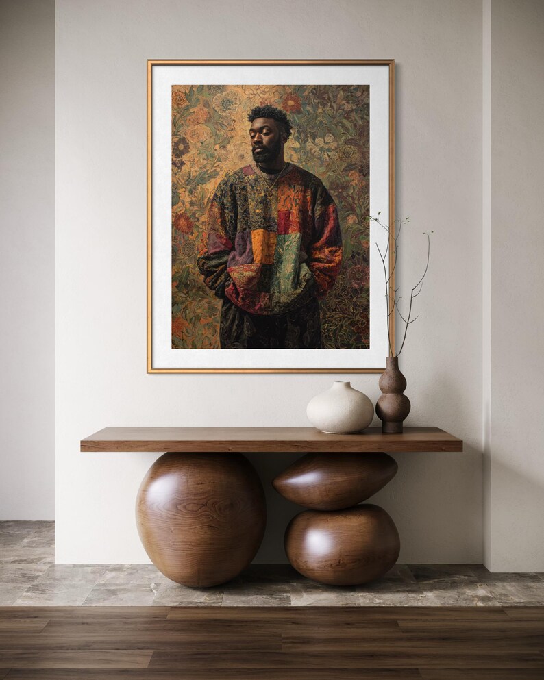 K&ouml;nnte beinhalten: Gerahmter Kunstdruck mit einer Person in einem farbenfrohen Patchwork-Pullover vor floralem Hintergrund. Der Druck h&auml;ngt &uuml;ber einer Holzkonsolentisch mit abgerundeten Beinen und dekorativen Vasen.