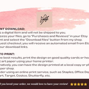 K&ouml;nnte beinhalten: Informationen zum digitalen Download mit rosa Aquarellhintergrund. Der Text enth&auml;lt Anweisungen zum Zugriff auf und Drucken des digitalen Artikels. Das Logo des Shops, "Doly's", befindet sich in einem Quadrat. Der untere Teil des Bildes hat ein braunes Banner mit einer Bewertungsanfrage.