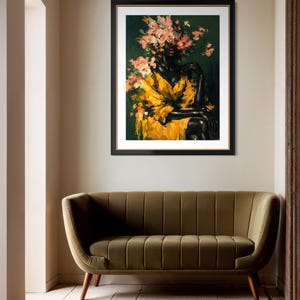 Puede incluir: Una impresi&oacute;n art&iacute;stica enmarcada que presenta a una mujer con un tocado floral y un vestido amarillo. La obra de arte tiene un fondo verde oscuro y se exhibe sobre un sof&aacute; de terciopelo verde con patas de madera. La habitaci&oacute;n tiene una paleta de colores neutros.