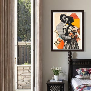 Pu&ograve; includere: Un'opera d'arte in collage incorniciata che presenta una coppia che si abbraccia. L'opera &egrave; in una cornice marrone e ha uno sfondo colorato con forme geometriche e motivi floreali.
