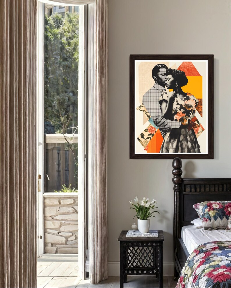 Pu&ograve; includere: Un'opera d'arte in collage incorniciata che presenta una coppia che si abbraccia. L'opera &egrave; in una cornice marrone e ha uno sfondo colorato con forme geometriche e motivi floreali.