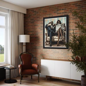 K&ouml;nnte beinhalten: Ein gerahmtes Gem&auml;lde eines Paares, das auf einem Sofa sitzt und eine Zeitung liest. Das Gem&auml;lde ist in einem schwarzen Rahmen und h&auml;ngt an einer Backsteinwand. Im Vordergrund befindet sich ein brauner Ledersessel.