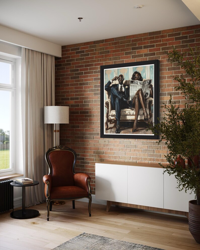 K&ouml;nnte beinhalten: Ein gerahmtes Gem&auml;lde eines Paares, das auf einem Sofa sitzt und eine Zeitung liest. Das Gem&auml;lde ist in einem schwarzen Rahmen und h&auml;ngt an einer Backsteinwand. Im Vordergrund befindet sich ein brauner Ledersessel.