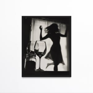 Feministische kunst aan de muur - vrouw dansen met wijn print, zwart-wit bar kar decor, vintage alcohol poster, maximalistische digitale download