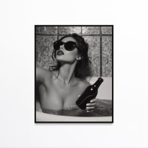 Naakte vrouw drinken, zwart-wit print, feministische poster, alcohol kunst aan de muur, bar kar print, meisjes badkamer decor, digitale download