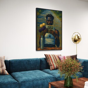 Puede incluir: Una obra de arte enmarcada representa a una persona sosteniendo un libro con el texto "BLACK IS BEAUTIFUL". La obra de arte se exhibe sobre un sof&aacute; azul con cojines decorativos. Un jarr&oacute;n con flores est&aacute; cerca de la obra de arte, y una mesa de centro de madera est&aacute; frente al sof&aacute;.