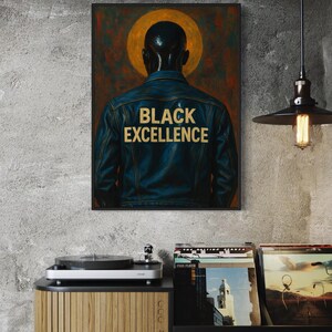Puede incluir: Impresi&oacute;n art&iacute;stica enmarcada que muestra a una persona con una chaqueta vaquera azul con la frase dorada "BLACK EXCELLENCE". Debajo, un tocadiscos y discos de vinilo, sobre una pared gris texturizada.