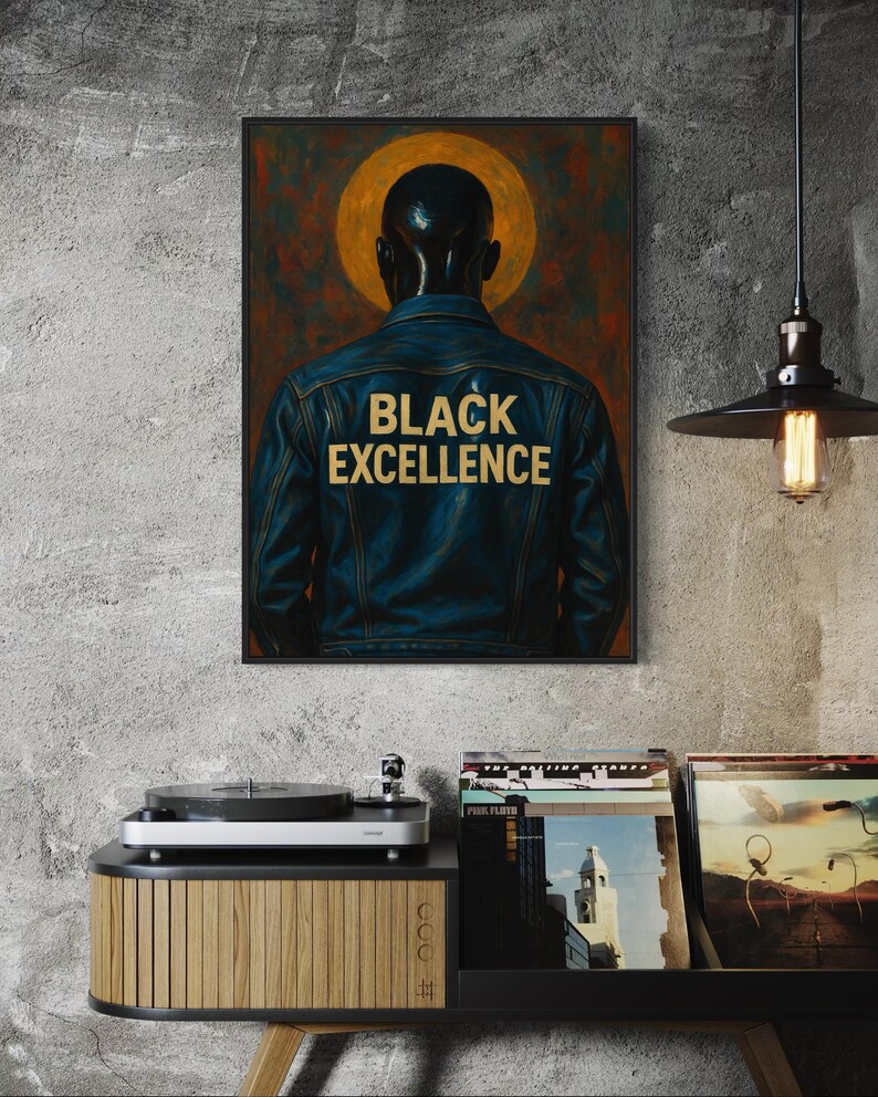Puede incluir: Impresi&oacute;n art&iacute;stica enmarcada que muestra a una persona con una chaqueta vaquera azul con la frase dorada "BLACK EXCELLENCE". Debajo, un tocadiscos y discos de vinilo, sobre una pared gris texturizada.