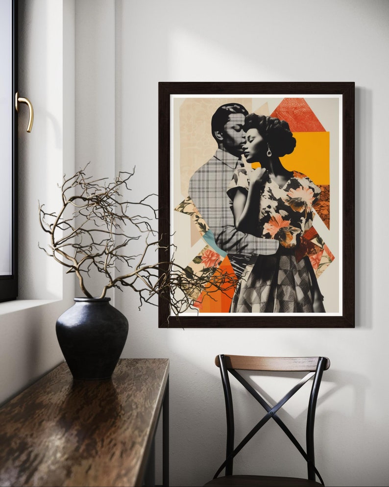 Pu&ograve; includere: Una stampa di collage incorniciata che presenta una coppia che si abbraccia. La stampa ha un design geometrico con accenti arancioni, gialli e rossi. La coppia &egrave; vestita con abiti vintage e la donna indossa un vestito floreale.