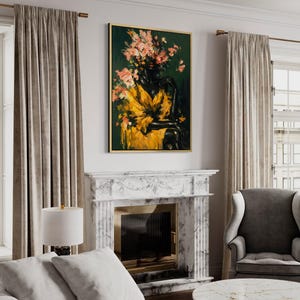 Puede incluir: Pintura abstracta de una figura con cabeza floral y ropa amarilla sobre un fondo verde oscuro. La obra de arte, enmarcada en oro, cuelga sobre una chimenea de m&aacute;rmol en una habitaci&oacute;n luminosa.