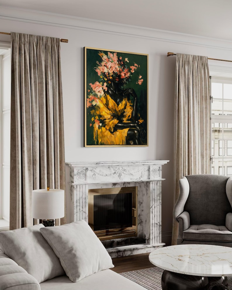 Puede incluir: Pintura abstracta de una figura con cabeza floral y ropa amarilla sobre un fondo verde oscuro. La obra de arte, enmarcada en oro, cuelga sobre una chimenea de m&aacute;rmol en una habitaci&oacute;n luminosa.