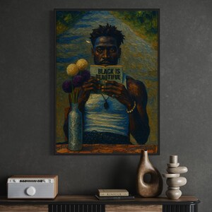 Puede incluir: Una impresi&oacute;n art&iacute;stica enmarcada que presenta a una persona sosteniendo un libro con el texto "BLACK IS BEAUTIFUL". La obra de arte tiene una paleta de colores oscuros con un jarr&oacute;n de flores. La impresi&oacute;n se exhibe en una pared oscura sobre un mueble de madera.