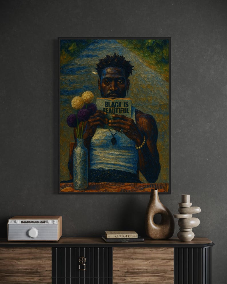Puede incluir: Una impresi&oacute;n art&iacute;stica enmarcada que presenta a una persona sosteniendo un libro con el texto "BLACK IS BEAUTIFUL". La obra de arte tiene una paleta de colores oscuros con un jarr&oacute;n de flores. La impresi&oacute;n se exhibe en una pared oscura sobre un mueble de madera.