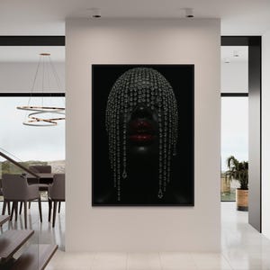 Pode incluir: Uma impress&atilde;o de arte emoldurada com um retrato sobre um fundo preto. O rosto da pessoa est&aacute; parcialmente velado por uma cascata de adornos brilhantes, semelhantes a cristais. Os l&aacute;bios s&atilde;o de um vermelho vibrante, criando um contraste marcante.