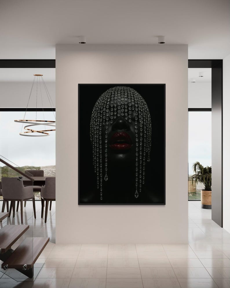 Pode incluir: Uma impress&atilde;o de arte emoldurada com um retrato sobre um fundo preto. O rosto da pessoa est&aacute; parcialmente velado por uma cascata de adornos brilhantes, semelhantes a cristais. Os l&aacute;bios s&atilde;o de um vermelho vibrante, criando um contraste marcante.