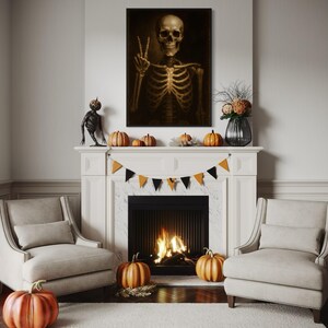 Puede incluir: Un sal&oacute;n tem&aacute;tico de Halloween con chimenea, dos sillones y una alfombra. Sobre la chimenea, un cuadro de un esqueleto haciendo el signo de la paz. La repisa de la chimenea est&aacute; adornada con calabazas y una pancarta. Una figura negra de una criatura est&aacute; en la repisa.