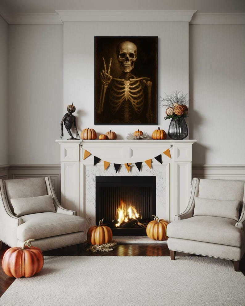 Puede incluir: Un sal&oacute;n tem&aacute;tico de Halloween con chimenea, dos sillones y una alfombra. Sobre la chimenea, un cuadro de un esqueleto haciendo el signo de la paz. La repisa de la chimenea est&aacute; adornada con calabazas y una pancarta. Una figura negra de una criatura est&aacute; en la repisa.