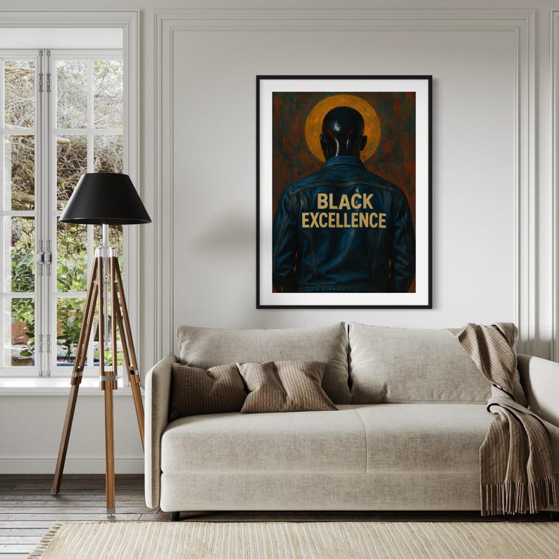 Puede incluir: Impresi&oacute;n art&iacute;stica enmarcada que muestra a una persona de espaldas con una chaqueta vaquera azul con la inscripci&oacute;n dorada "BLACK EXCELLENCE". La obra de arte tiene un efecto de halo y un fondo oscuro. La impresi&oacute;n se muestra sobre un sof&aacute; beige.