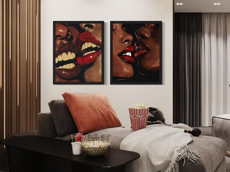 Pu&ograve; includere: Due stampe incorniciate in bianco e nero di labbra di coppia, con rossetto rosso, che si baciano. Le stampe sono appese a un muro sopra un divano con una coperta e cuscini.