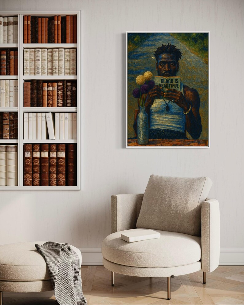Puede incluir: Una impresi&oacute;n art&iacute;stica enmarcada que presenta un retrato de una persona sosteniendo un letrero que dice "BLACK IS BEAUTIFUL". La obra de arte incluye un jarr&oacute;n con flores y se exhibe sobre un sill&oacute;n beige. En el fondo se ve una estanter&iacute;a llena de libros.