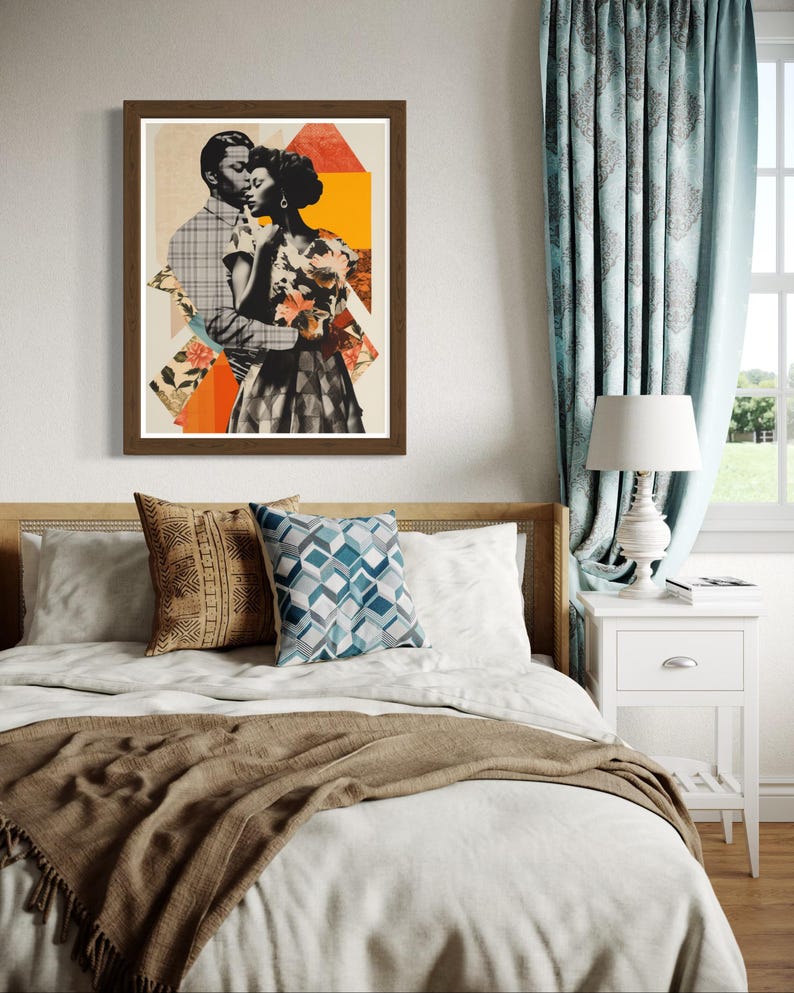 Pu&ograve; includere: Un collage incorniciato di una coppia che si abbraccia, con un motivo geometrico e accenti floreali in tonalit&agrave; di arancione, giallo e blu.