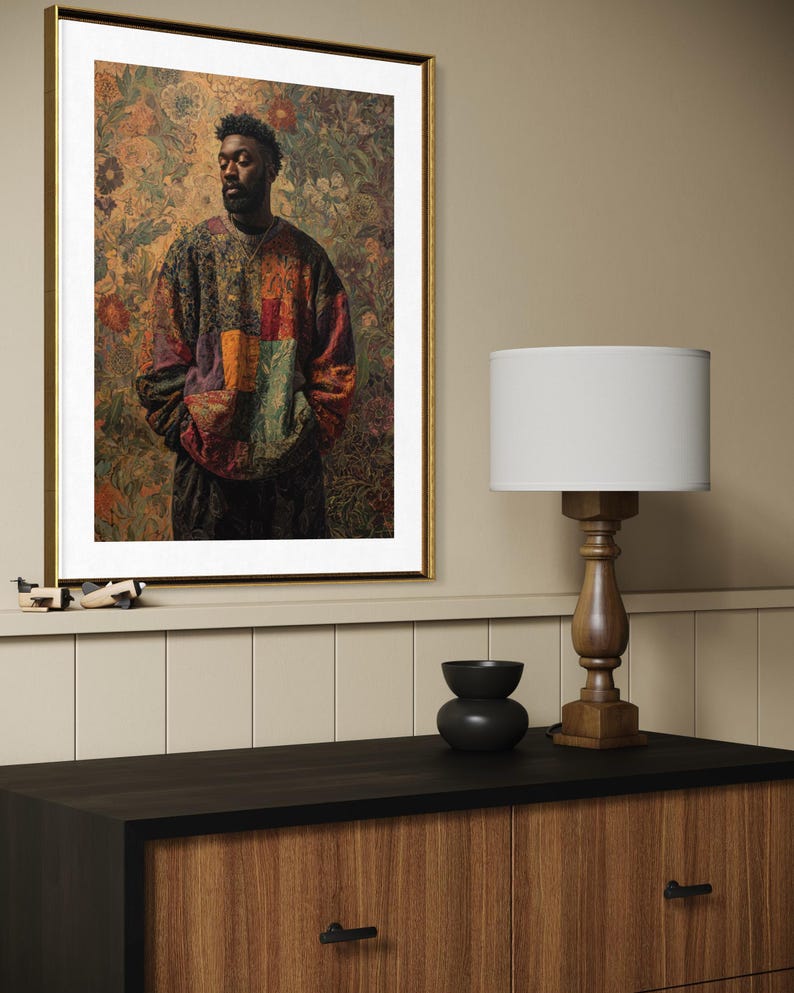 K&ouml;nnte beinhalten: Gerahmter Kunstdruck mit einem Portr&auml;t einer Person in einem farbenfrohen Patchwork-Pullover. Das Kunstwerk ist vor einem floralen Hintergrund mit einem goldenen Rahmen. Eine Holzlampe und eine schwarze Schale stehen auf einem dunklen Holzschrank.