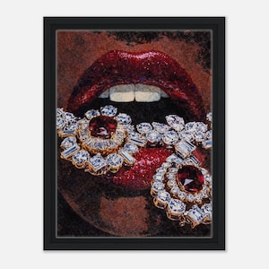Puede incluir: Una impresión artística enmarcada que presenta un primer plano de una boca con lápiz labial rojo brillante y dientes blancos. Dos piezas de joyería ornamentada con engastes dorados y gemas grandes y transparentes están colocadas cerca de los labios. La obra de arte está sobre un fondo oscuro.