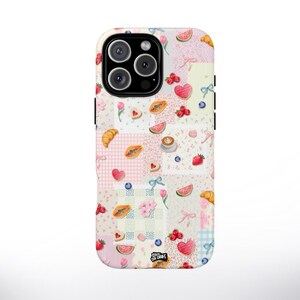 以下が含まれることがあります： クロワッサン、ハート、フルーツ、花、リボンを水彩で描いたイラストが特徴のパッチワークデザインの携帯電話ケース。ケースは白を基調とし、ピンク、青、黄色のパッチが施されています。「COCO CHANT」の文字が見えます。