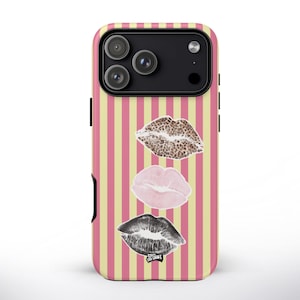 Pode incluir: Capa de telefone com fundo listrado rosa e amarelo. A capa apresenta três designs de lábios: uma estampa de leopardo, um rosa claro e um design em preto e branco. O design do lábio inferior tem o texto "COCO CRAFT".