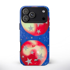 Könnte beinhalten: Eine blaue Smartphone-Hülle mit einem Muster aus zwei großen roten Äpfeln, die mit silbernen Glitzersternen verziert sind. Der Hintergrund zeigt kleinere, handgezeichnete Sternumrisse in Blau, Gelb und Rot. Ein kleines schwarzes Logo-Etikett trägt die Aufschrift "CASE CASE CRAFT".