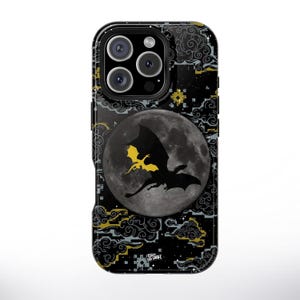 Puede incluir: Funda de teléfono negra con la silueta de un dragón frente a una luna llena. El diseño incluye un dragón dorado y nubes pixeladas sobre un fondo negro. La funda tiene un acabado brillante.