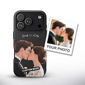 Op de afbeelding: Zwarte telefoonhoes met een aangepaste illustratie van een kussend stel, de namen "Jack & Lily" en de woorden "Custom Made". Een foto met de tekst "YOUR PHOTO" staat naast de telefoonhoes.