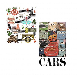 Puede incluir: Una ilustración colorida de un viaje por carretera con varias señales y puntos de referencia de la película Cars de Disney Pixar. La ilustración incluye un coche de carreras rojo con las palabras "Rust-eze" en el lateral. El texto "CARS" está impreso debajo de la ilustración.