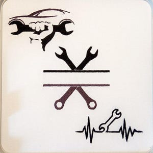 Może przedstawiać: Haftowany wzór przedstawiający samochód trzymany przez klucz, dwa skrzyżowane klucze nad linią z miejscem na tekst oraz klucz z linią bicia serca.