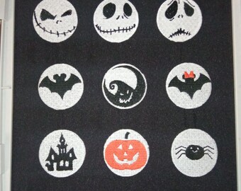 Op de afbeelding: Negen witte cirkels met zwarte borduursels van Halloween-personages. De personages omvatten Jack Skellington, een vleermuis, een pompoen, een spin, een spookhuis en een spook.