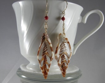 Boucles d'oreilles Shell tranchées- Or rempli, Corail rouge