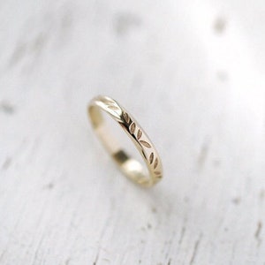 Falling Petals ring in 18kt Yellow, Rose or White gold