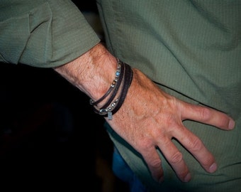 Bracelet en cuir homme personnalisé| La jetée en spirale | Cuir marron foncé, pierres œil de tigre et turquoise serties dans des montures sterling