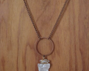 Punta de flecha de cuarzo de cristal con collar de círculo de cobre