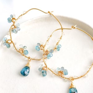 Boucles d'oreilles créoles inspirées de la nature bleu sarcelle, bijoux faits main délicats remplis d'or 14 carats