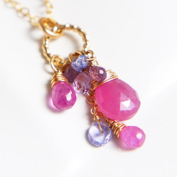 Rosa Saphir Cluster Halskette, Tropfen Anhänger, Gold filled Kette, Rose Pink Edelstein