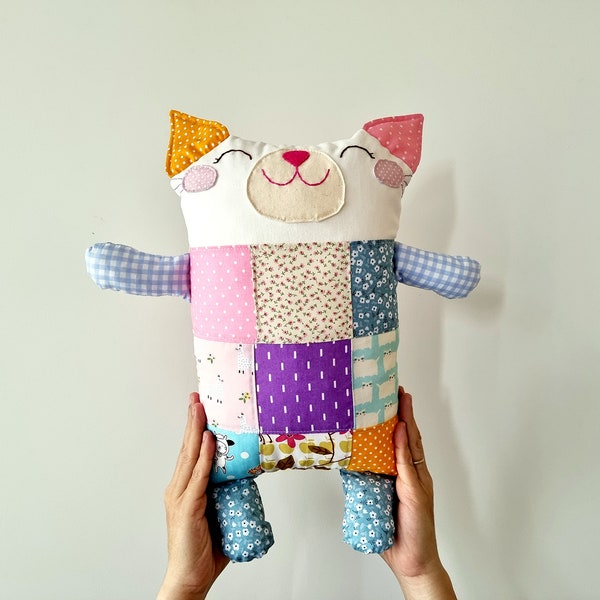 Chat patchwork, oreiller patchwork, chat en peluche, oreiller pour chat, chat softie, peluche pour chat, patchwork, patchwork kitty, animaux en peluche, chat