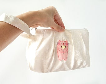 Cat Holding Flower Wristlet Purse Wedding Gifts, Phone Wristlet Clutch Bag with Cat for Wife, Phone Zipper Bag Clutch Bag Cat Wedding Gift
