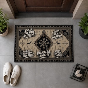Könnte beinhalten: Eine rechteckige Fußmatte in Schwarz und Beige mit einem zentralen Vegvisir-Symbol, Hirschsilhouetten und dem Text: Enter the Hall of Legends, Leave as a Warrior, Your Path, Your Story, Your Glory, Valhalla Awaits, Honor Never Fades.