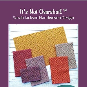 Può includere: Sei asciugamani colorati tessuti a mano con un motivo geometrico. Gli asciugamani sono realizzati su un telaio a quattro licci. Il motivo è chiamato "It's Not Overshot!" ed è stato progettato da Sarah Jackson.