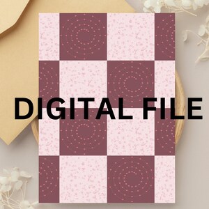 Op de afbeelding: Een digitaal bestand met een dambordpatroon in roze en bordeaux. De bordeauxkleurige vierkanten hebben een spiraalpatroon van kleine roze stippen. De tekst "DIGITAL FILE" is in vette zwarte letters over de afbeelding gedrukt.
