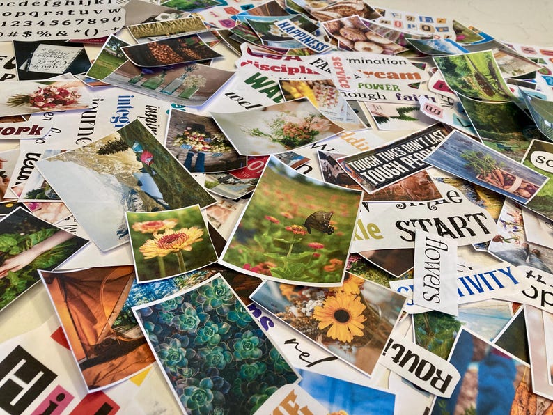 Może przedstawiać: Kolaż z kolorowych skrawk&oacute;w papieru z napisami i obrazkami. Napisy to m.in. "Happiness", "Service", "Tough Times Don't Last", "Tough People Do", "Start" i "Flowers". Obrazki przedstawiają kwiaty, motyla i namiot.