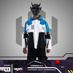 Puede incluir: Una chaqueta futurista en blanco, negro y azul con capucha. La chaqueta presenta un patrón único y se usa con pantalones negros. La persona lleva una máscara negra con cuernos. El texto en la parte inferior dice "777||HGS/C.A.U".